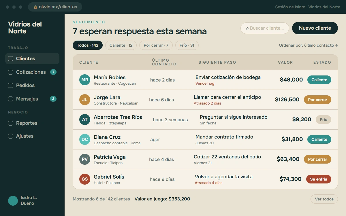 Lista de clientes con último contacto, siguiente paso y estado de cada uno